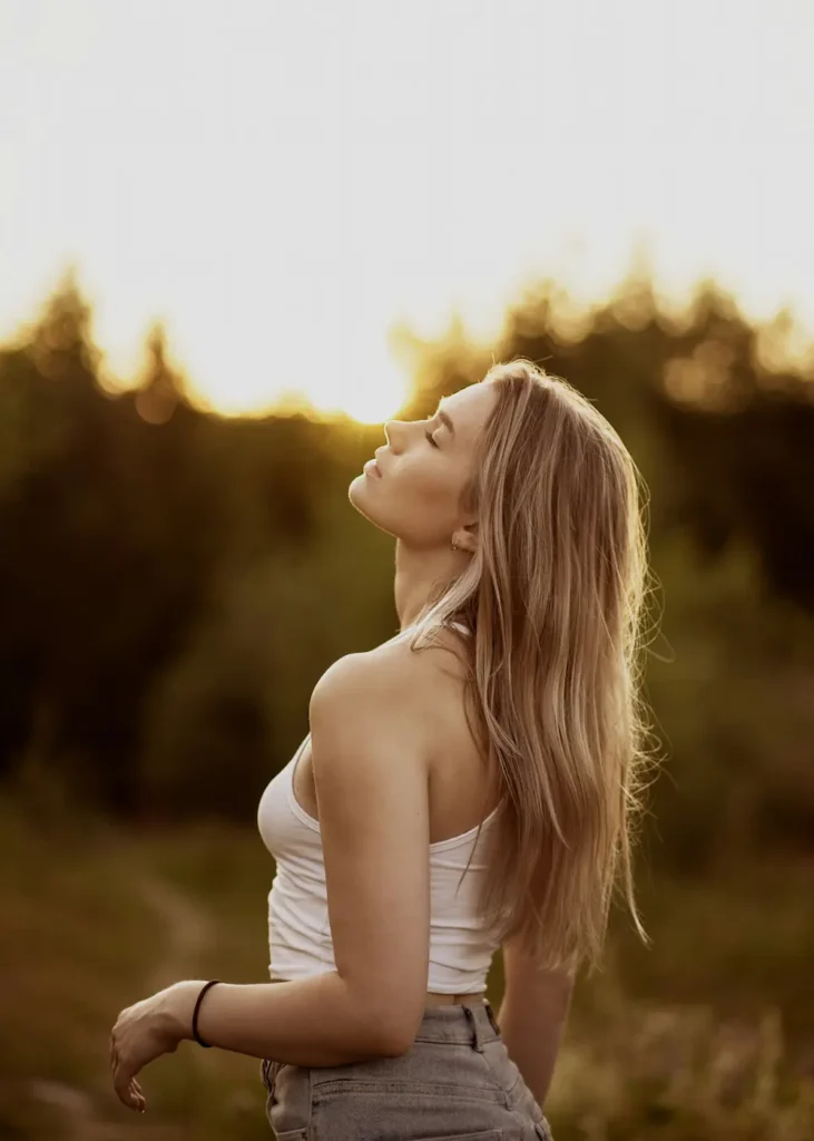 mujer decidida a mejorar su ida en terapia online