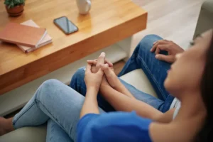 pareja pensando si hacer asesoria de pareja