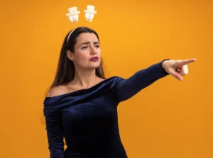 mujer con fondo amarillo señala diferencia entre ego y amor propio