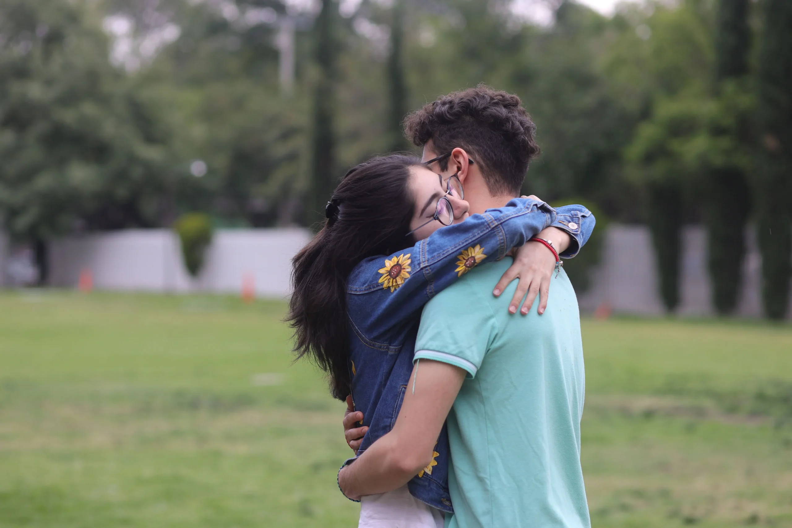 pareja de hombre y mujer abrazdos