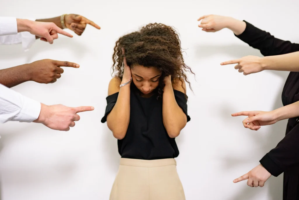 mujer con ansiedad social por sentirse señalada por todos