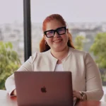 psicologa anamaria plata de Tierra en Venus sentada frente a computadora